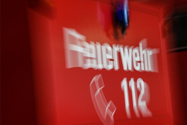 Ein Feuerwehr-Symbol zeigt die Notrufnummer 112.