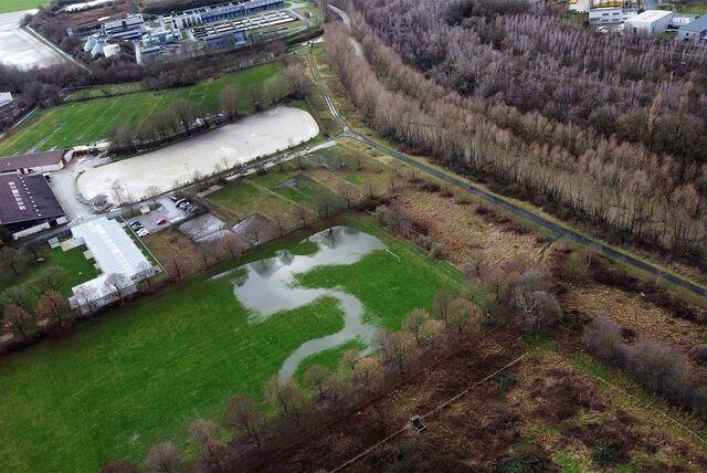 Luftbild Hemsack. Ein überflutetes Feld. Daneben ein ehemaliger Fußballplatz.
