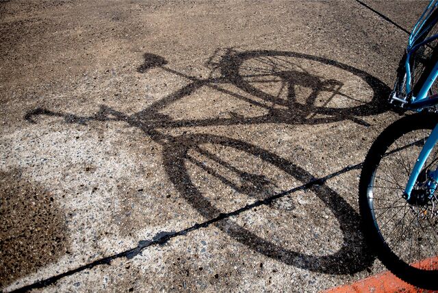 Ein Fahrrad wirft einen Schatten auf den Boden