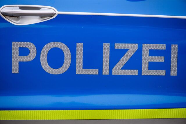 „Polizei“ ist auf einer Tür eines Polizeiautos zu lesen.