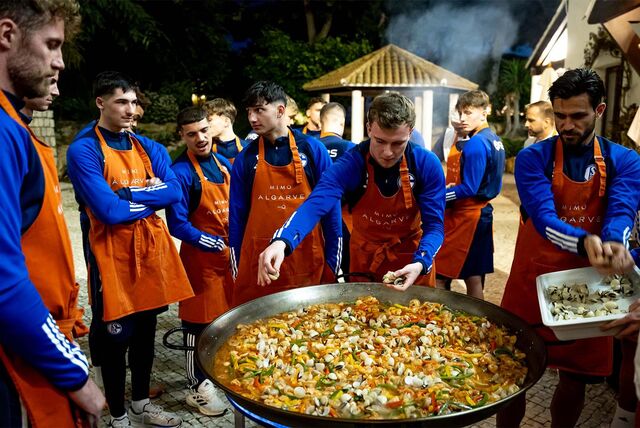 FC Schalke 04, Trainingslager, Portugal, 2024, Teamabend, Kochen, 07.01.2024