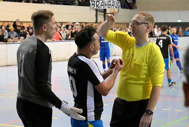 Diskussion zwischen dem Schiedsrichter, Ersin Kusakci und Dennis Wegner.