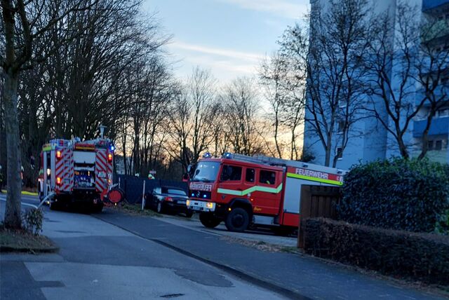 An der Falkstraße in Unna stehen am 8. Januar 2024 mehrere Feuerwehrfahrzeuge vor einem Mehrfamilienhaus.