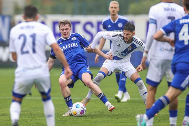 03.01.2024, Fussball, 2. Bundesliga, Saison 2023/2024, Wintertrainingslager FC Schalke 04 in Albufeira/Portugal, v. l. Blendi Idrizi (FC Schalke 04), Steven van der Sloot (FC Schalke 04)


Foto: Tim Rehbein/RHR-FOTO