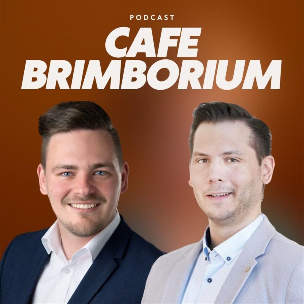 Til Beisenherz und Yannik Neumann sind auf braunem Hintergrund zu sehen. Über ihren Köpfen ist der Schriftzug 