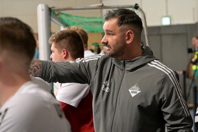 VfB-Trainer Pascal Harder am Seitenrand bei den Lünen Hallenmeisterschaften.