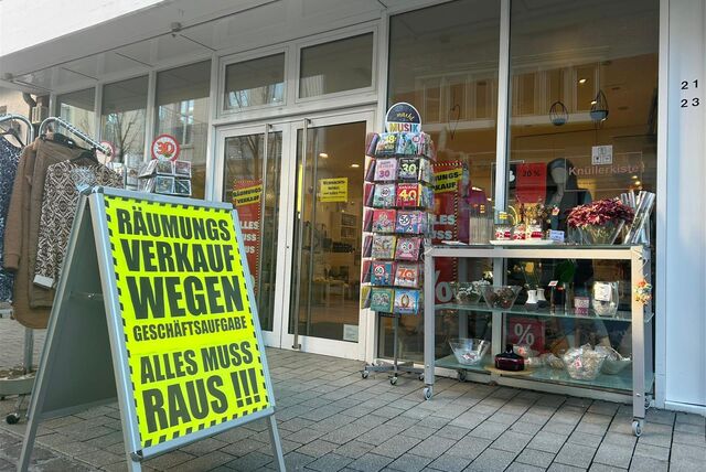 Ein Räumungsverkauf-Schild steht vor dem Geschäft Knüllerkiste in Werne.