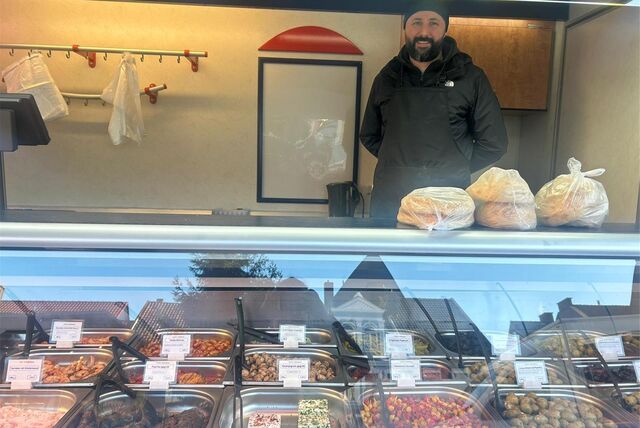 Tolga Eroglu in seinem Stand „Tonitos Delikatessen“ auf dem Wochenmarkt in Werne