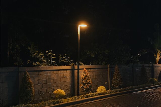 Eine Laterne beleuchtet die Straße nur schwach.