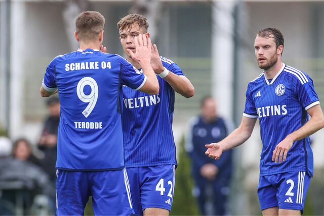 09.01.2024, Fussball, 2. Bundesliga, Saison 2023/2024, Wintertrainingslager FC Schalke 04 in Albufeira/Portugal, Trainingsspiel FC Schalke 04 – Recreativo Huelva, v. l. Simon Terodde (FC Schalke 04) jubelt nach seinem Tor zum 1 zu 1 mit Keke Topp (FC Schalke 04), Thomas Ouwejan (FC Schalke 04).


Foto: Tim Rehbein/RHR-FOTO