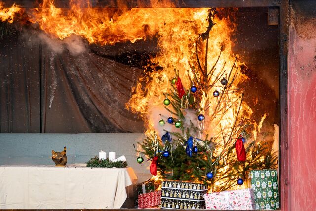 Ein Weihnachtsbaum steht lichterloh in Flammen.