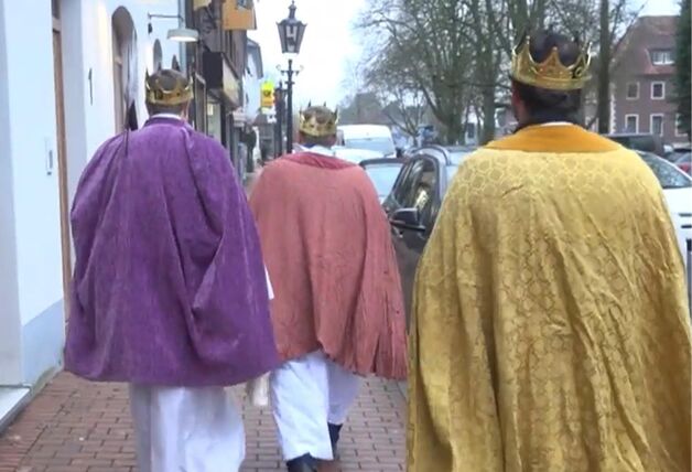 Drei Männer von hinten