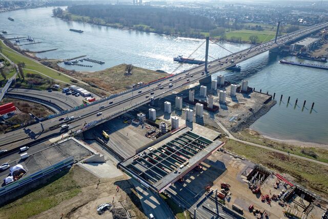 Luftbild von der Leverkusener Brücke auf der A1.