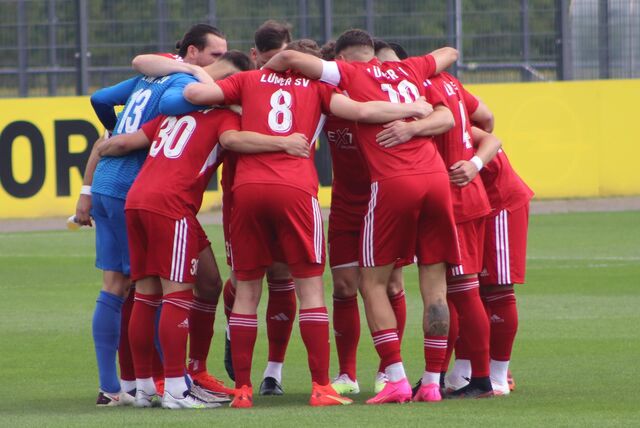 Spieler des Lüner SV schwören sich im Kreis auf das anstehende Spiel ein