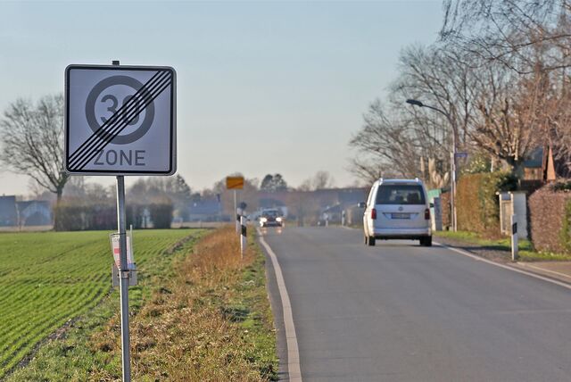 Ein Auto fährt entlang einer Landstraße.