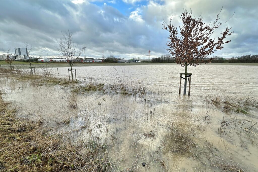 Der Acker nahe Hansastraße und Afferder Weg gleich nach starkem Regen einem See. 