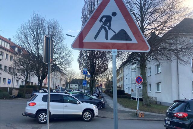 Schilder weisen bereits auf die Sondierungsbaustelle an der Chemnitzer Straße/Ecke Vorwärtsstraße hin.