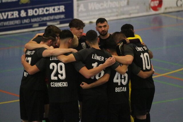 Spieler des Lüner SV schwören sich im Kreis auf das anstehende Spiel ein