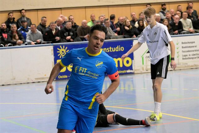 Ersin Kusakci erzielt in der Halle ein Tor für die SG Gahmen.