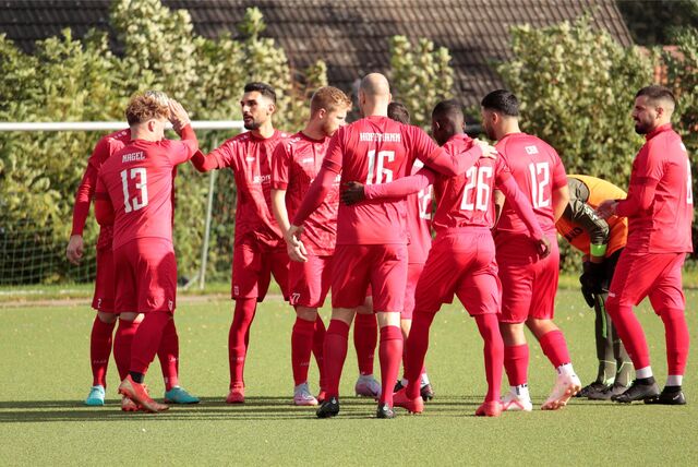 Spieler des FC TuRa Bergkamen schwören sich auf das bevorstehende Spiel ein