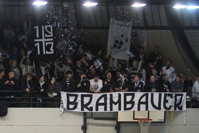 Die Fans des BV Brambauer unterstützen ihre Mannschaft lautstark.