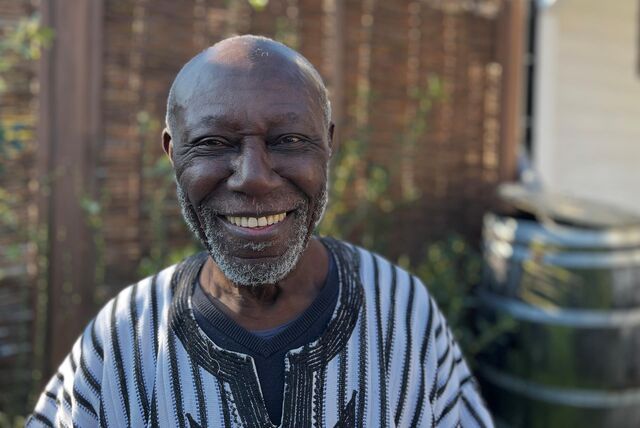 Der Entwicklungshelfer Gad Osafo steht in seinem Garten in Unna-Kessebüren