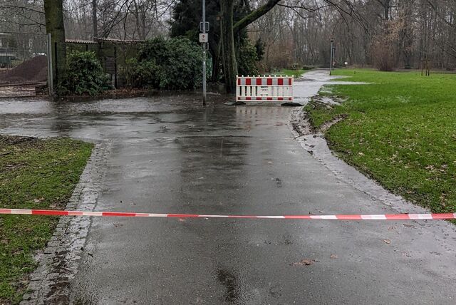 Absperrungen an einem Weg im Königsborner Kurpark.