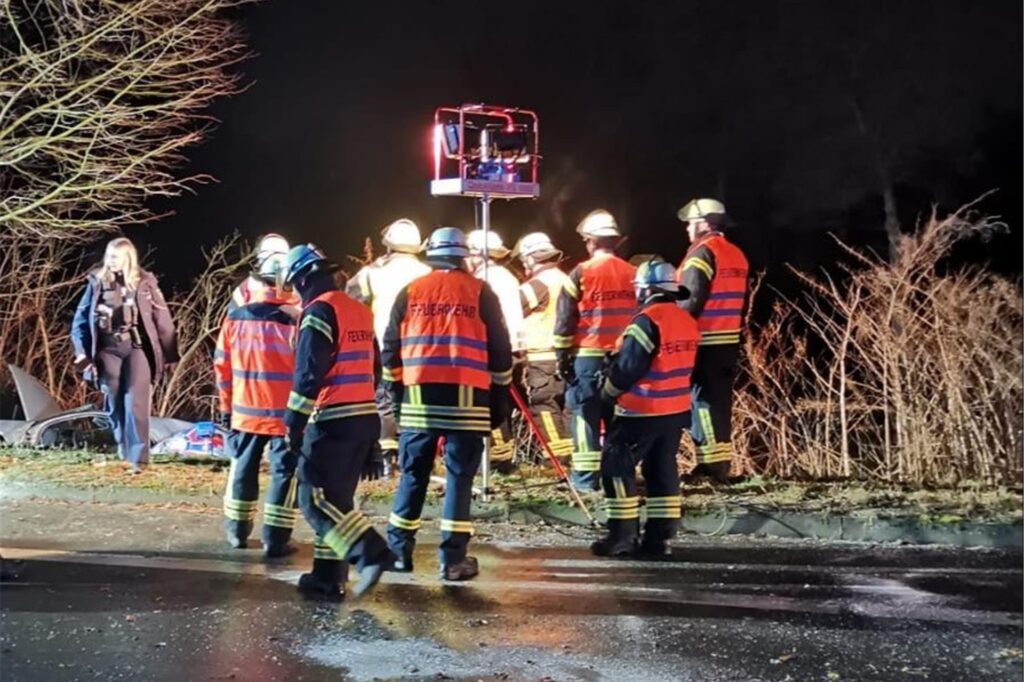 Feuerwehrleute mussten bei der Rettung des Mannes aus dem im Graben liegenden Fahrzeug helfen. 