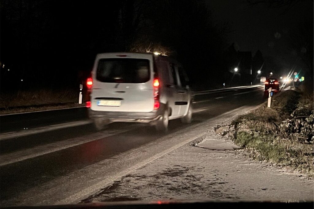 Der Schnee am frühen Donnerstagabend mag nicht ergiebig vom Himmel gefallen sein, taute auf den Straßen aber zunächst ab, ehe der Niederschlag wieder gefror und für Glätte auf dem Asphalt sorgte – so wie hier auf der Hammer Straße in Unna. Der Schnee am frühen Donnerstagabend mag nicht ergiebig vom Himmel gefallen sein, taute auf den Straßen aber zunächst ab, ehe der Niederschlag wieder gefror und für Glätte auf dem Asphalt sorgte – so wie hier auf der Hammer Straße in Unna.