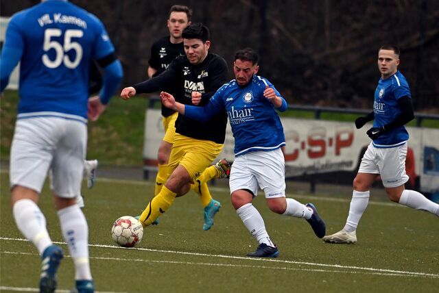 Mehmet Dikmen (m.) trägt ab der kommenden Saison Rot-Weiß.