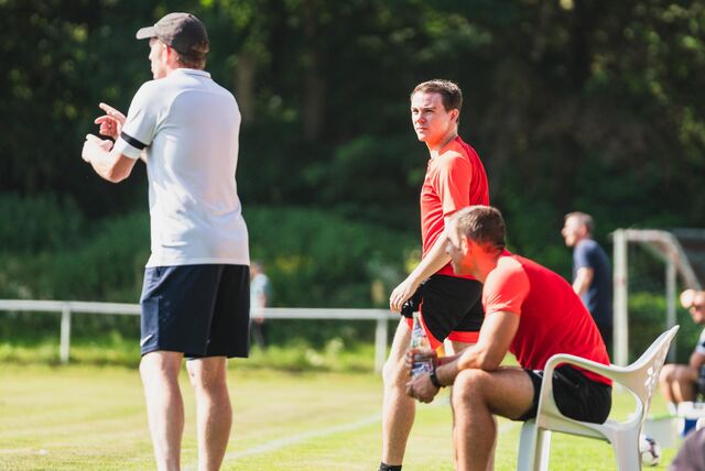 Axel Schmeing (l.) und Florian Bartel freuen sich über einen jungen Spieler, der vom FC Nordkirchen zum Lüner SV wechselt.