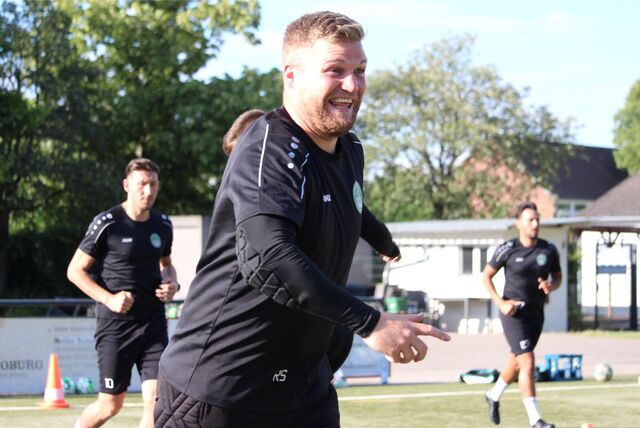 SG Massens Fußball-Abteilungsleiter Roman Spielfeld läuft und lacht.