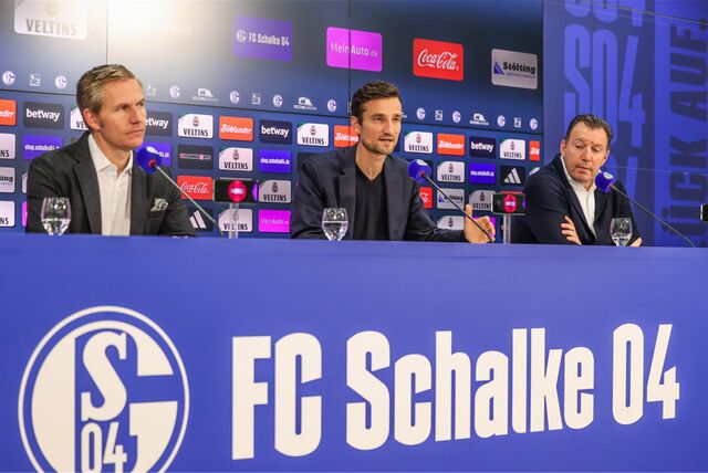 12.01.2024, Fussball, 2. Bundesliga, Saison 2023/2024, Pressekonferenz FC Schalke 04, v. l. Axel Hefer (FC Schalke 04), Matthias Tillmann (FC Schalke 04), Sportdirektor Marc Wilmots (FC Schalke 04)