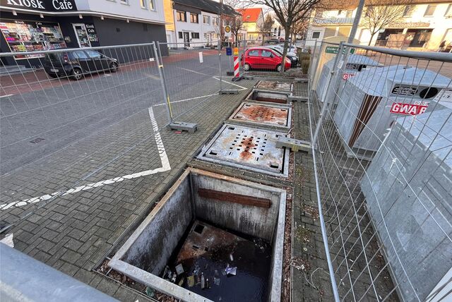 Erkennbar stehen die Containergruben am Königsborner Markt bereits in Flucht mit den vorhandenen Bäumen. Dieser Umstand lasse sich doch nutzen, meint Garten- und Landschaftsbaumeister Holger Zühle.