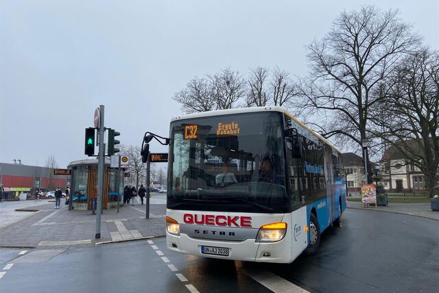 Ein Quecke-Bus fährt vom Bahnhof Schwerte ab.