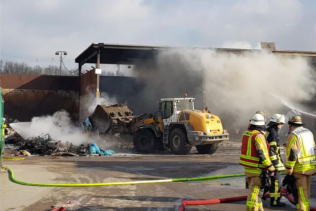 Brennender Müll wird auf einer Abfallanlage von der Feuerwehr gelöscht