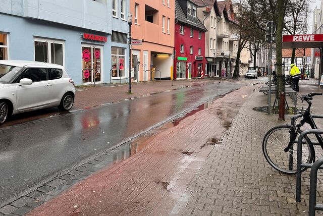 Die Flügelstraße in Unna mit dem Rewe-Markt rechts und Woolworth links