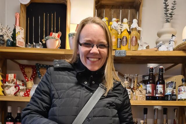 Eine Frau und ein Kind stehen im Hohenheider Lädchen. Die Frau hält dabei einen Brotbeutel in der Hand.