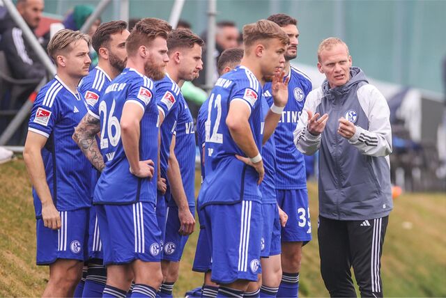 09.01.2024, Fussball, 2. Bundesliga, Saison 2023/2024, Wintertrainingslager FC Schalke 04 in Albufeira/Portugal, Trainingsspiel FC Schalke 04 – Recreativo Huelva, Cheftrainer Karel Geraerts (FC Schalke 04) gibt seinem Team Anweisungen.


Foto: Tim Rehbein/RHR-FOTO