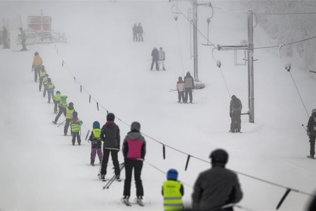 Die Ski- und Rodelpisten im Familienskigebiet Sahnehang sind gut besucht.
