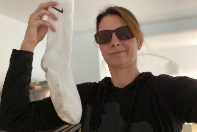 Ruhr Nachrichten-Reporterin Martina Niehaus hält eine Socke in die Kamera. Zu Hause findet sie immer alles.