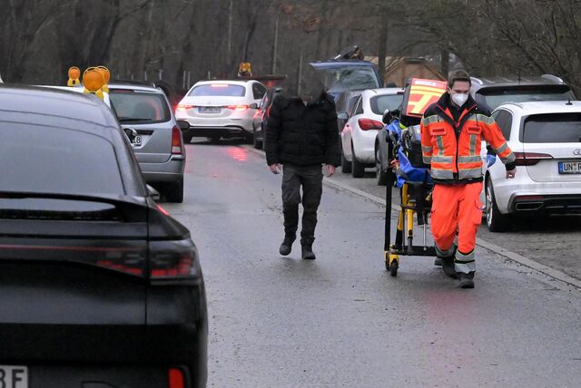 Kein Durchkommen mit dem Rettungswagen: Die Sanitäter mussten zu Fuß zur Halle.