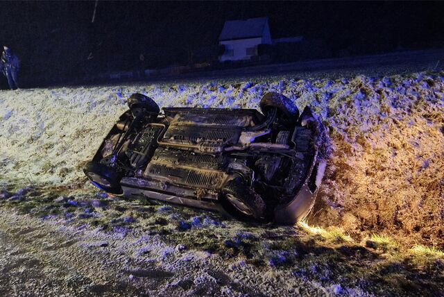 Ein Pkw liegt im Straßengraben auf der B7 bei Fröndenberg