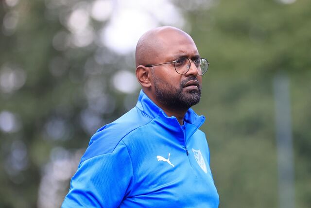 Athavan Varathan schaut auf das Spielfeld.