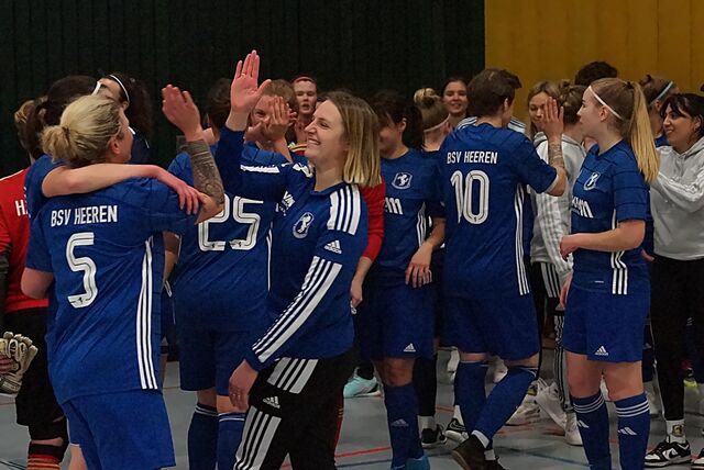 Der BSV Heeren ist neuer Stadtmeister im Hallenfußball. Hier klatschen sich die Spielerinnen ab.