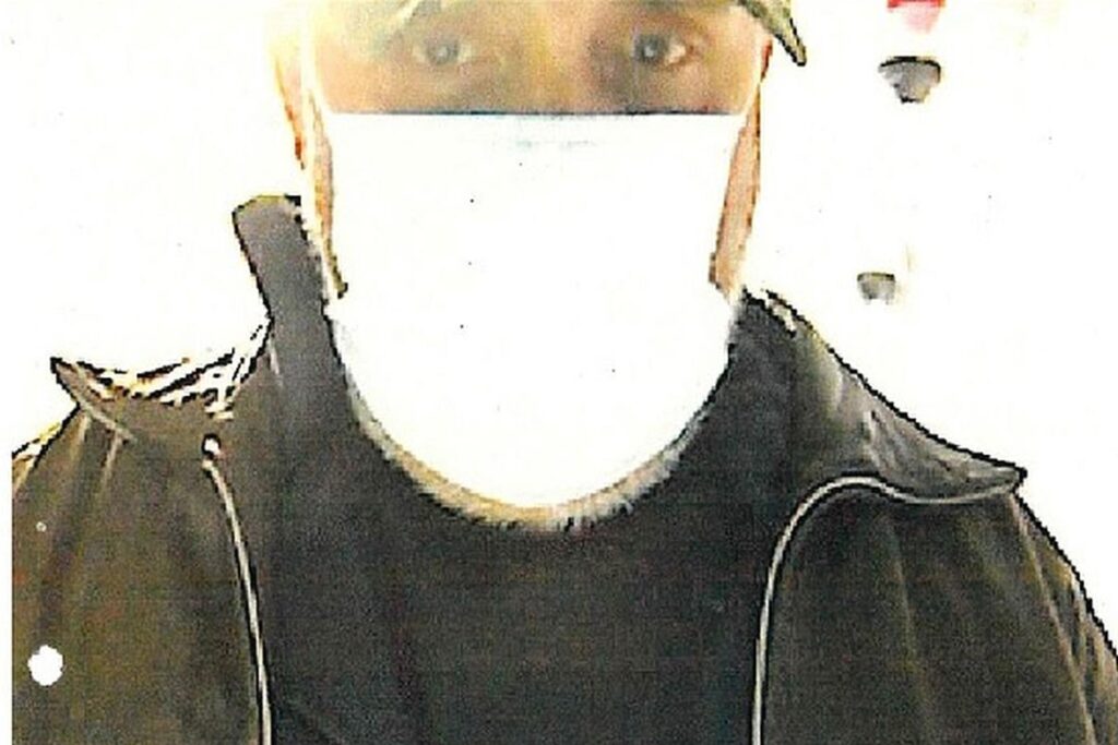 Drei Bilder des Mannes, der mit der gestohlenen Girokarte Geld abgehoben hat, wurden von der Polizei veröffentlicht.