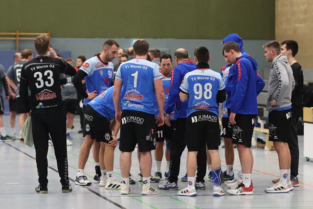 Die Handballer des TV Werne bei einer Besprechung.
