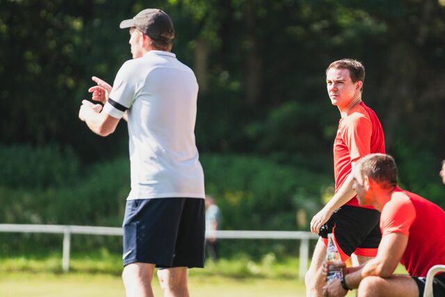 Axel Schmeing (l.) und Florian Bartel stehen am Spielfreldrand