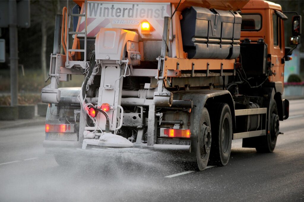 Der Winterdienst streut die Straßen, um Glatteis zu vermeiden. Der Winterdienst streut die Straßen, um Glatteis zu vermeiden.