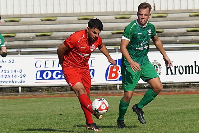 Jawad Morsel (l., hier noch im Trikot von TuRa Bergkamen) peilt mit seinem neuen Verein TIU Rünthe das klare Ziel Aufstieg an.